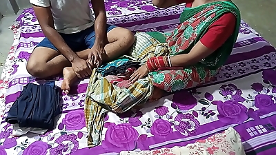 कपड़े बेचने वाले गरीब लड़की को पैसे का लालच देकर चोदा &excl;  साफ हिंदी आवाज में