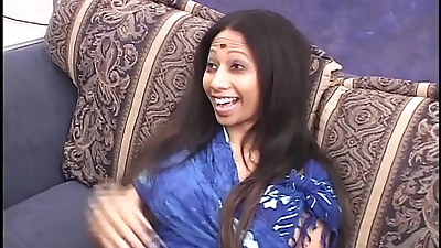 She&DiacriticalAcute;s coming from a poor indian family so she must pay her university by herself