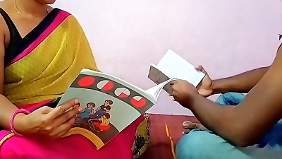इण्डियन लेडी टीचर ने स्टुडन्ट को सेक्स के लिये मनाया